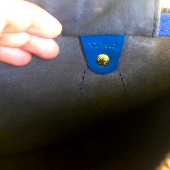 Authentic LV epi leather in speedy 30. - Picture 5 of 7